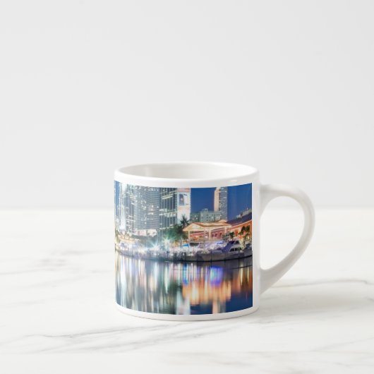 Tasse Expresso Vue d'horizon avec la réflexion dans l'eau, Miami (Droite)