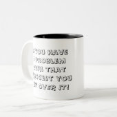 Tasse fière d'art de mot de fille de tatoo de (Devant gauche)