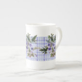 Tasse florale botanique de porcelaine tendre de (Devant droit)