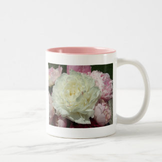 Tasse florale de pivoines roses de pivoine