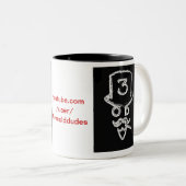Tasse foncée de logo de trois vieux types (Devant droit)