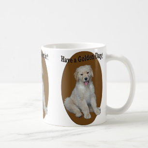 Tasse gaie de chiot de golden retriever