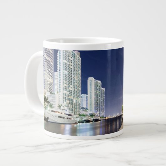 Tasse Géante Bâtiments le long de la rivière Riverwalk de Miami (Devant gauche)