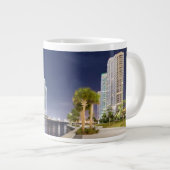 Tasse Géante Bâtiments le long de la rivière Riverwalk de Miami (Devant droit)