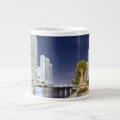Tasse Géante Bâtiments le long de la rivière Riverwalk de Miami (Devant)