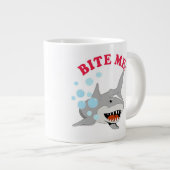 Tasse Géante Bite Me Shark on White (Devant droit)