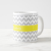 Tasse Géante Chevron Lt Gris Blanc Monogramme Nom Jaune (Devant droit)