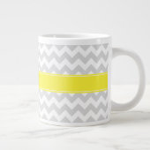 Tasse Géante Chevron Lt Gris Blanc Monogramme Nom Jaune (Droite)