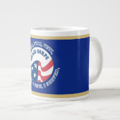 Tasse Géante Corps de la paix Bouclier VVV (Devant droit)