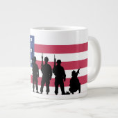 Tasse Géante Drapeau américain avec soldats Silhouette (Devant droit)