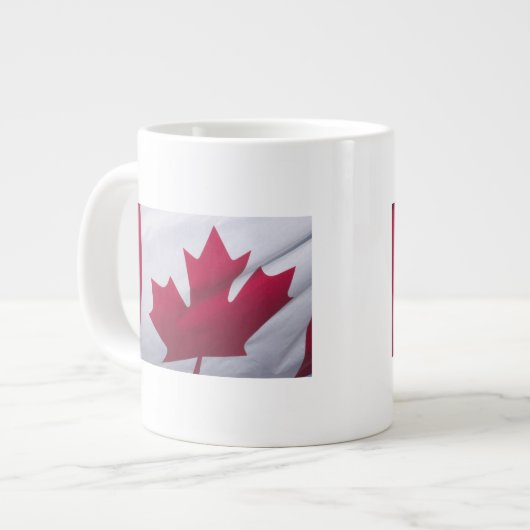 Tasse Géante Drapeau canadien. (Devant gauche)