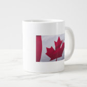Tasse Géante Drapeau canadien. (Devant droit)
