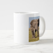 Tasse Géante Éléphant dans une pose agressive (Devant droit)
