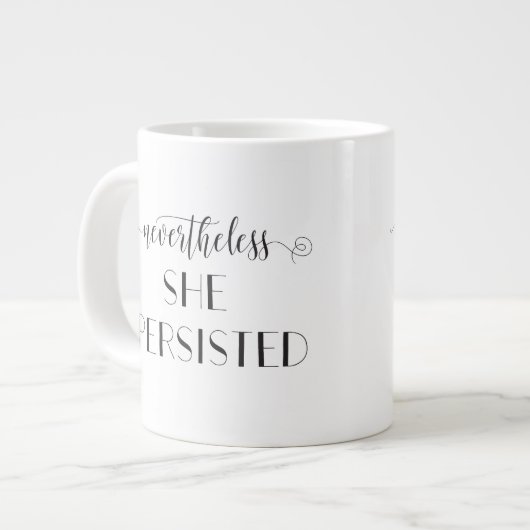 Tasse Géante Elle A Néanmoins Persisté La Citation (Devant gauche)