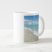 Tasse Géante Empreintes sur la plage de sable blanc, Pittoresqu (Devant droit)