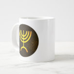 Tasse Géante Flamme de Menorah<br><div class="desc">Un rendu numérique de la menorah juive à sept branches (hébreu : מְ וֹ נ רָ ‎). La menorah à sept branches, utilisée dans le sanctuaire portatif mis en place par Moïse dans le désert et plus tard dans le Temple de Jérusalem, est un symbole du judaïsme depuis des temps...</div>