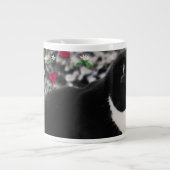 Tasse Géante Frouilles dans Flowers II - Chat Tux noir et blanc (Devant)