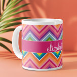 Tasse Géante Grand Motif coloré Chevron avec nom<br><div class="desc">Un design en zag graphique et audacieux dans des couleurs douces et joyeuses. Ce design coloré se retrouve sur de nombreux styles coques populaires. Si vous devez apporter des modifications à l'art,  cliquez sur le bouton customiser et apporter des modifications.</div>