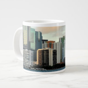 Tasse Géante Gratte-ciel de Miami contre le ciel clair large