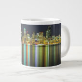 Tasse Géante Horizon de Seattle la nuit avec la réflexion (Devant droit)