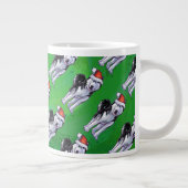 Tasse Géante Husky festif à Santa Hat sur Vert (Droite)