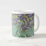 Tasse Géante Irises par Vincent van Gogh<br><div class="desc">Irises (1889) de Van Gogh est un post impressionnisme vintage de peinture de nature fleurie d'art. Un groupe d'iris à barbe violet et une seule fleur d'iris blanc poussent dans un jardin. C'était l'une de ses premières peintures alors qu'il était à l'asile à Saint-Rémy-de-Provence. En 1987, il est devenu le...</div>