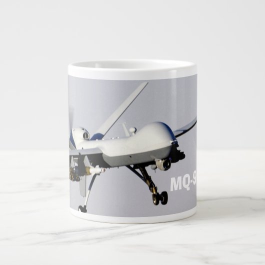 Tasse Géante La Faucheuse de l'Atomics général MQ-9 (Devant)