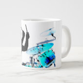 Tasse Géante Le batteur colle dans des fûts invertis de bleu (Devant droit)