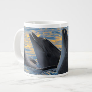 Tasse Géante Les dauphins au nez de bouteille à la lumière du c