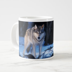 Tasse Géante loup gris, Canis lupus, dans les contreforts