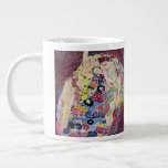 Tasse Géante Maiden (Vierge), Gustav Klimt, Art Nouveau Vintage<br><div class="desc">The Maiden (alias La Vierge) (1913) de Gustav Klimt est une peinture vintage de l'époque victorienne de beaux-arts symbolisant le portrait de portrait. Plusieurs femmes bâillonnent, s'étirent et dorment dans un lit recouvert de couvertures motifs en mosaïque colorée. À propos de l'artiste : Gustav Klimt (1862-1918) était un peintre symboliste...</div>