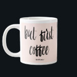 Tasse Géante Mais First Coffee Blush Ajouter photo et nom<br><div class="desc">Bleu "mais premier café",  ajoutez simplement votre nom et une photo préférée pour finir ce look mignon.</div>