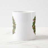 Tasse Géante Monogram Holiday Wreath | Berries et Feuilles (Devant)