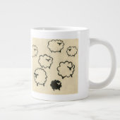 Tasse Géante Mouton blanc et noir sur Arrière - plan crème (Droite)
