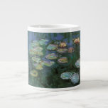 Tasse Géante Nénuphars de Claude Monet, Fleurs Vintages<br><div class="desc">Nénuphar (1916) par Claude Monet. Water Lilies est un impressionisme vintage de peinture florale d'art. Jardin fleuri de la saison de printemps de Monet à Giverny, France. Ce paysage est l'une des nombreuses variations de peintures de nénuphars que Monet peint par son étang. À propos de l'artiste : Claude Monet...</div>