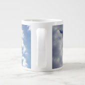 Tasse Géante Nuages Puffy Sur Ciel Bleu (Dos)