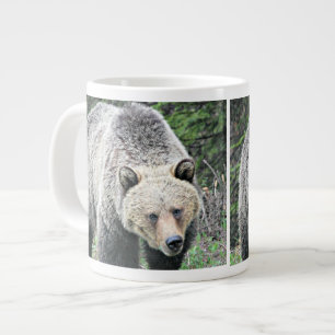 Tasse Géante Ours Grizzly dans une Clairière de Forêt