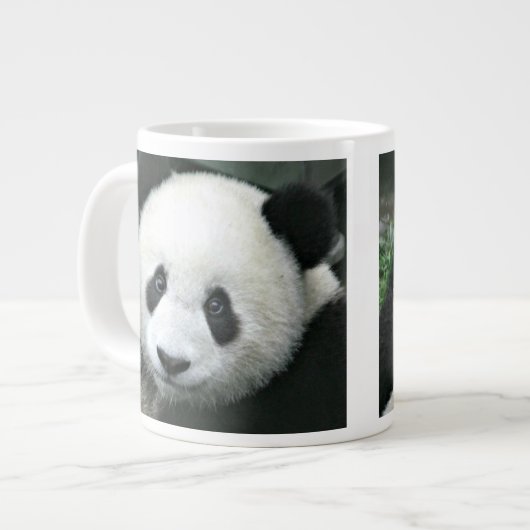 Tasse Géante Panda géant dans une prairie verte paisible (Devant gauche)