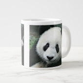 Tasse Géante Panda géant dans une prairie verte paisible (Devant droit)
