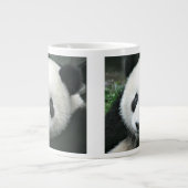 Tasse Géante Panda géant dans une prairie verte paisible (Devant)