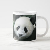 Tasse Géante Panda géant dans une prairie verte paisible (Droite)