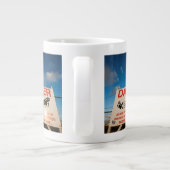 Tasse Géante Panneau d'avertissement près d'aéroport de St (Dos)