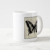 Tasse Géante Papillon noir et blanc sur Arrière - plan fissuré (Devant droit)