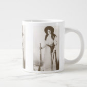 Tasse Géante Photo Portrait d'une fille qui tient un fusil, c19 (Droite)