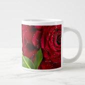 Tasse Géante Rose blanc sur les pétales rouges (Droite)