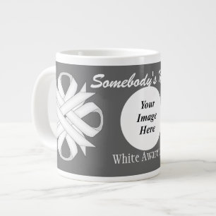 Tasse Géante Ruban de couverture en argent blanc par Kenneth Yo