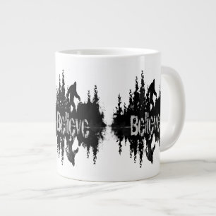 Tasse Géante Sasquatch, Réflexion de Big Foot Lake