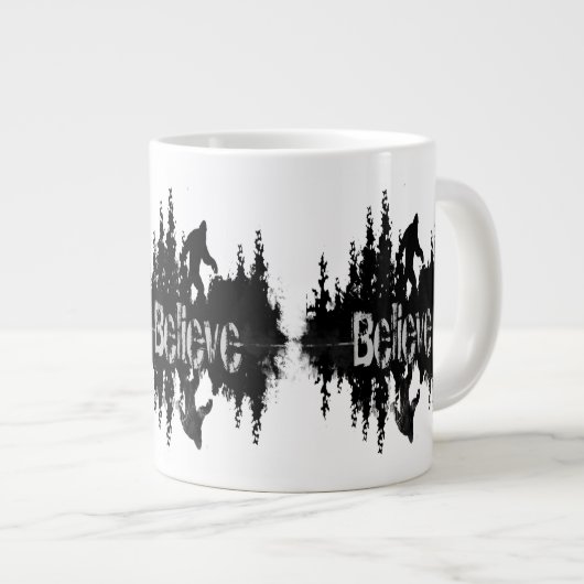 Tasse Géante Sasquatch, Réflexion de Big Foot Lake (Devant droit)