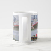 Tasse Géante Scène occupée chez Blackfriars 2005 (Dos)