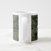 Tasse Géante Symbole de Leo Zodiac sur Camo numérique Woodland (Dos)